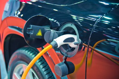 Elektrikli araba aküsünü şarj ediyorum.