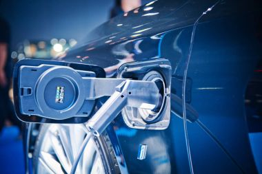 Elektrikli araba aküsünü şarj ediyorum.