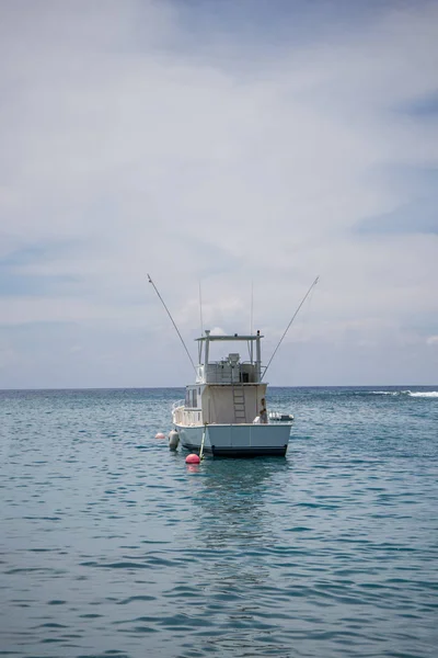 Sport fisher łodzi zacumowanej — Zdjęcie stockowe