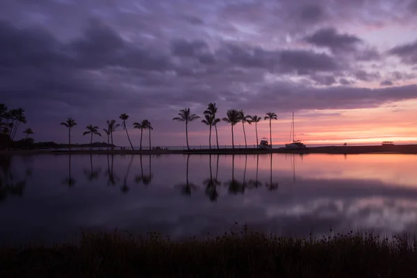 Palmerales Barcos Que Reflexionan Sobre Agua Playa Anaehoomalu Waikoloa Beach — Foto de Stock