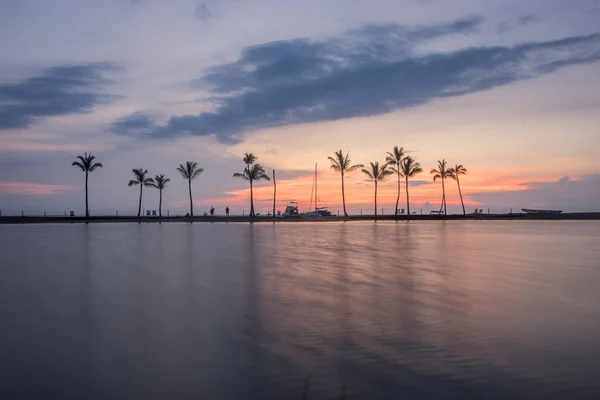 Palmy Łodzie Odbijające Się Wodzie Plaży Anaehoomalu Waikoloa Beach Resort Zdjęcie Stockowe