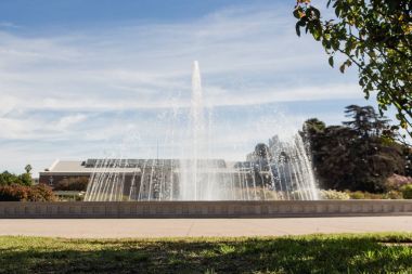 Bahçe ortasında su Çeşmesi.