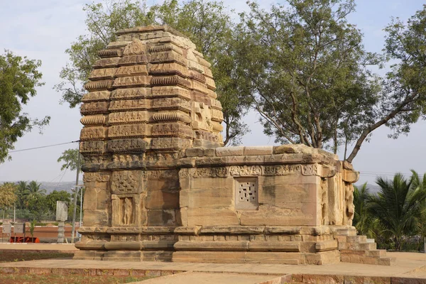 昼間は カルナータカ州 インドの木に対するフィールドの Kadasiddeshvara 寺院のビュー — ストック写真