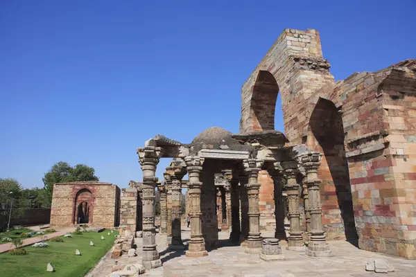 Quwwat Islam Mosque Qutb Minar Complex Built 1311 Red Sandstone — Stock Photo, Image