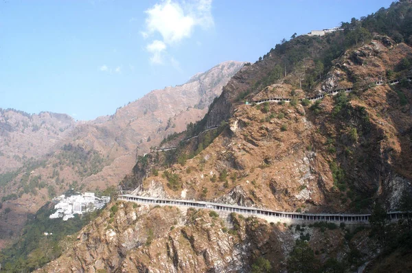 Zobacz Skalistym Wzgórzu Autostrady Skały Tle Mata Vaishno Devi Indie — Zdjęcie stockowe