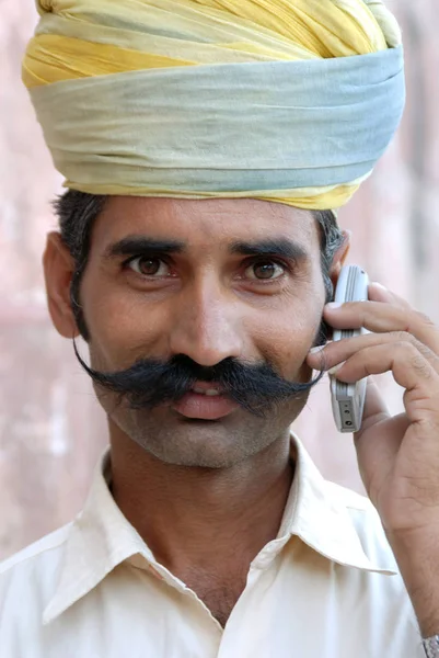 Retrato Homem Indiano Adulto Com Bigode Falar Telemóvel Jodhpur Rajastão — Fotografia de Stock