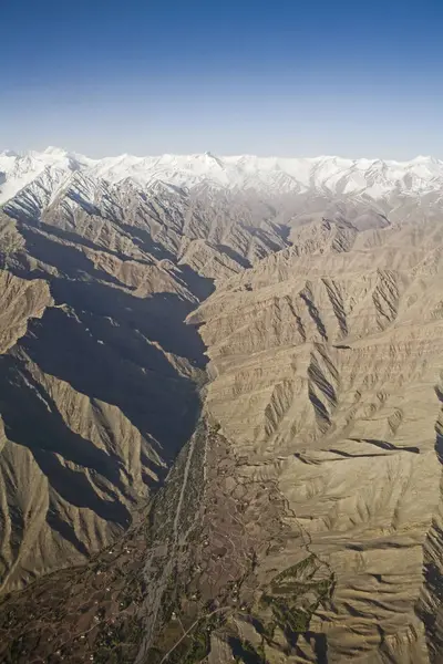 Vista Aérea Las Montañas Nevadas Del Himalaya Con Casas Campos —  Fotos de Stock