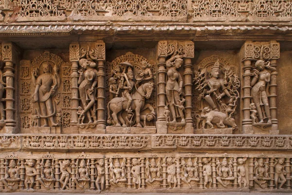Sniderier och statyer inuti templet — Stockfoto