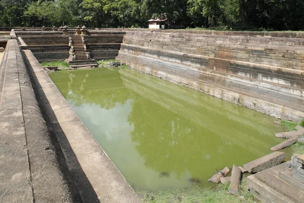 Stenen bad en groen water — Stockfoto