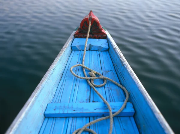 Utsikt Över Blå Träbåt Över Lugn Flodvatten Och Rep Inuti — Stockfoto