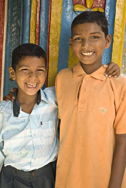 Dos Chicos Rurales Sonriendo Mirando Cámara Salunkwadi Ambajogai Beed Maharashtra — Foto de Stock