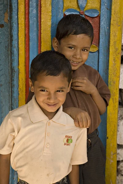 Dos Chicos Rurales Sonriendo Mirando Cámara Salunkwadi Ambajogai Beed Maharashtra —  Fotos de Stock