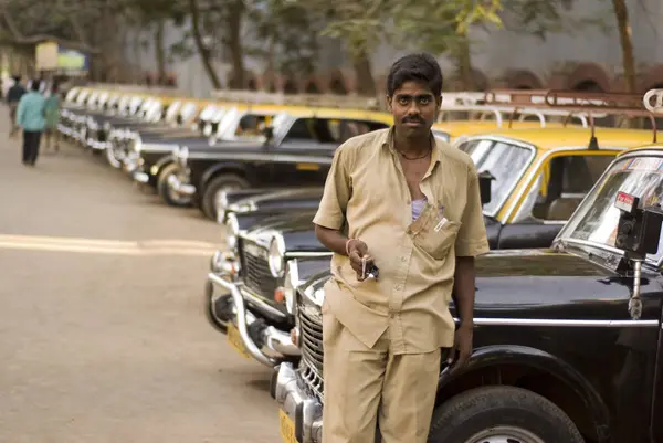 Conductor Del Taxi Está Esperando Pasajeros Lokhandwala Municipio Kandivali Mumbai — Foto de Stock