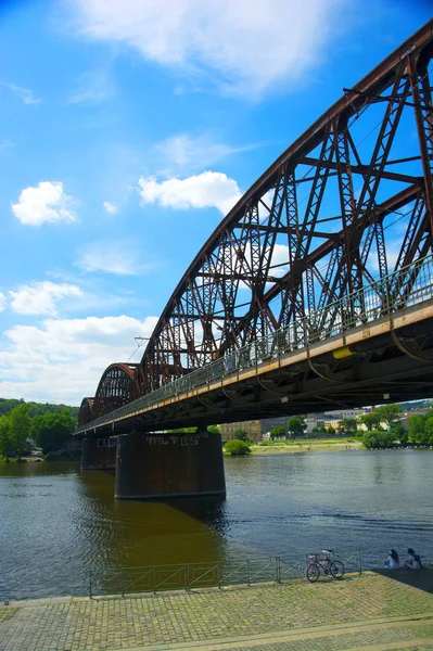 Vecchio ponte ferroviario sul fiume Moldava a Praga — Foto Stock