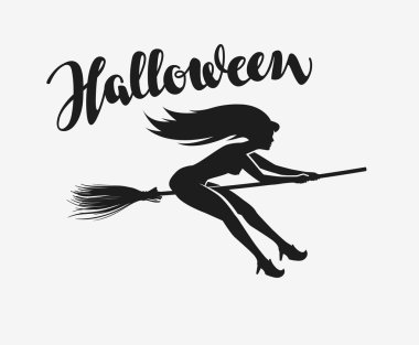 Cadılar Bayramı. Güzel genç cadı bir süpürge üzerinde uçan siluet