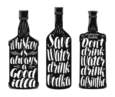 İçecekler, alkollü içecekler kümesi etiketleyin. Viski şişesi, votka, pelin simgesini veya simge. El yazısıyla yazılan yazı vektör çizim