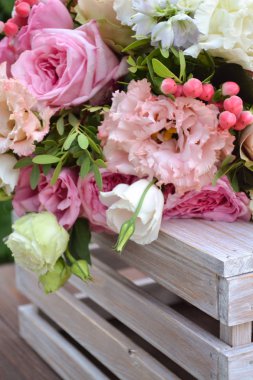 Gül, eustoma ve diğerleri vintage ahşap sandık kutusunda narin bir pembe ve beyaz çiçekler