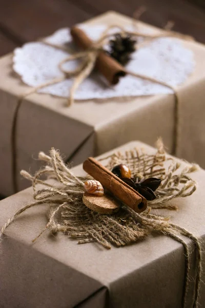 Zwei Neujahrsgeschenke mit Zimtstange, Schale. durchbrochene Serviette, Geschenkpapier mit Seil, kleiner Schale und Anisstern — Stockfoto