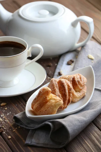 Drie bakken koekjes met kopje warme koffie, witte Brouwer en grijs textiel servet op een bruin houten tafel Rechtenvrije Stockfoto's