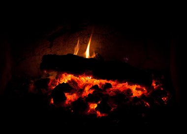 Şöminede yanan kömür