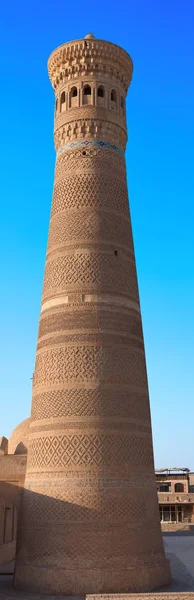 Kaljalainen minareetti Bukharassa — kuvapankkivalokuva