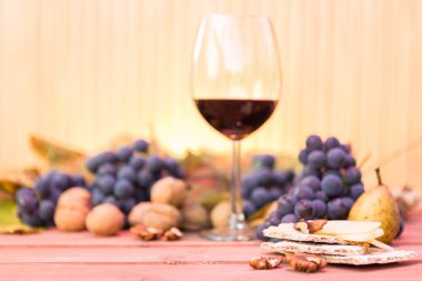 Bir kadeh kırmızı şarap ile sonbahar organik yemek kavramı