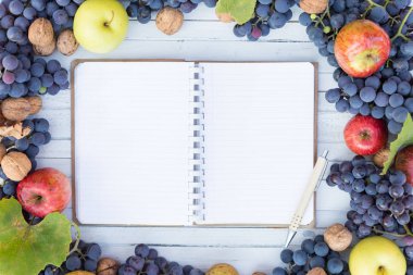 Boş defter ile boşaltmak ve sonbahar meyve çerçeve