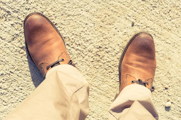 Zapatos masculinos de cuero genuino marrón como concepto de moda de otoño —  Fotos de Stock