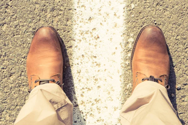 Vista arriba de los zapatos de hombre de cuero genuino marrón —  Fotos de Stock