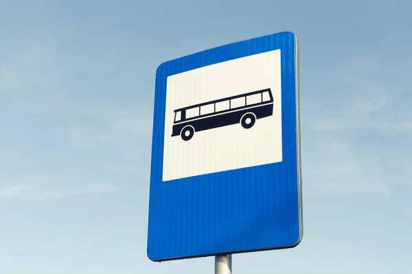 Otobüs istasyonu yol işareti mavi gökyüzü