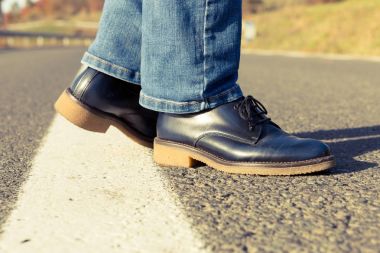 Hakiki deri sonbahar ayakkabı giyen kadın ayakları closeup