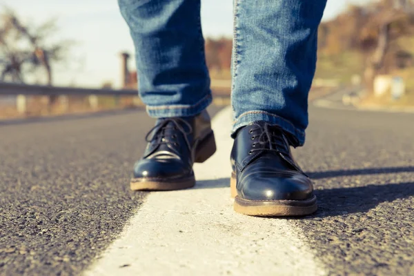 Yolun ortasında adım kadın ayakları — Stok fotoğraf
