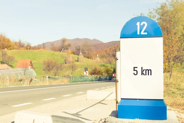 Yol işaret veya hedefe 5 kilometre gösterilen kilometre taşı