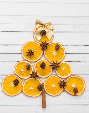 Turuncu kuru dilimleri ile yapılan Noel ağacı kavramı