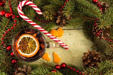 Noel çerçeve dekor kadeh şarap ve tatlı şeker sopa ile