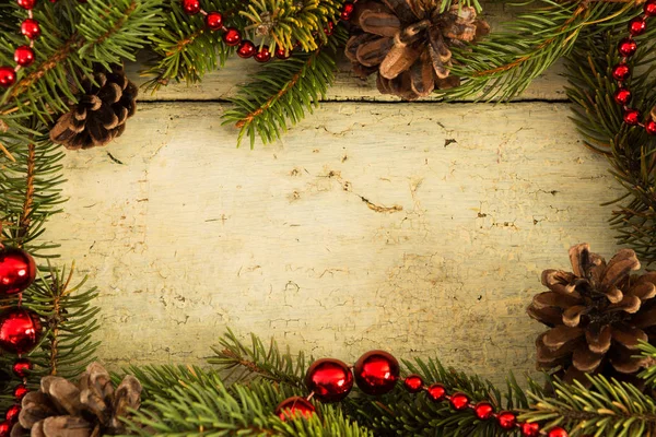 Рождественский орнамент с еловыми ветками и сосновыми шишками — стоковое фото