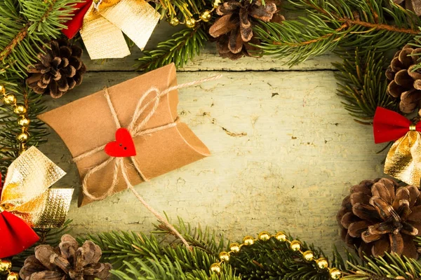 Marco de abeto de Navidad con caja de regalo o regalo y espacio de copia —  Fotos de Stock