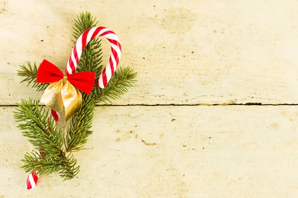Рождественская концепция с сахарной палочкой и елкой на старом дереве — стоковое фото
