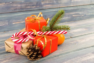 Hediyeler veya hediye ve şeker şeker kamışı, köknar dal ve çam koni