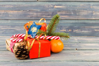 Noel hediyeleri ve dekorasyon ahşap arka plan üzerinde