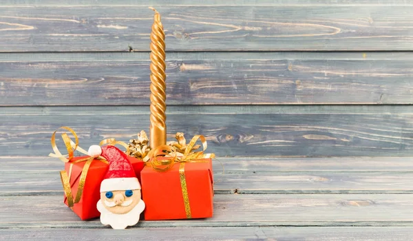 Рождественские подарки золотая свеча лицо Санты — стоковое фото
