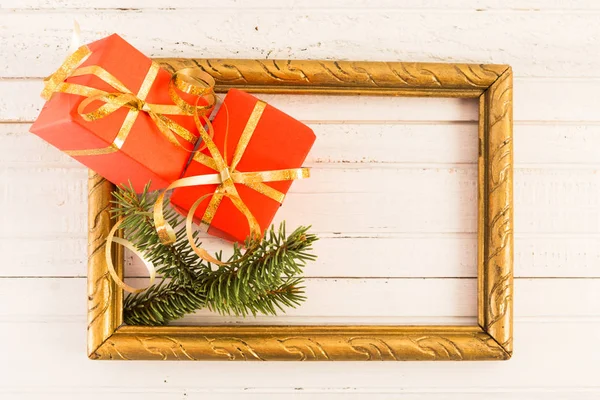 Концепция зимних подарков или подарков в пустой рамке — стоковое фото