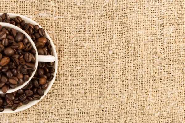 Metade de xícara de café com copyspace juta — Fotografia de Stock