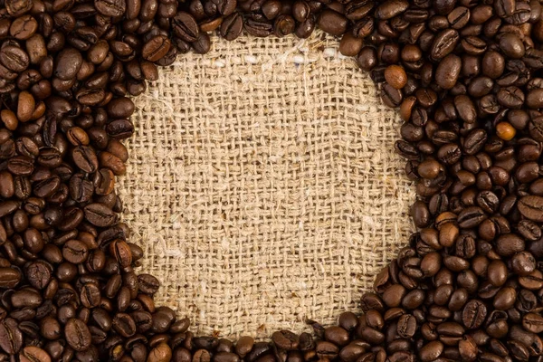 Kahve çekirdekleri ortasında yuvarlak kopya alanı — Stok fotoğraf
