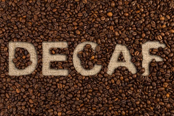 Bez kofeinu koncept napsané na kávová zrna — Stock fotografie