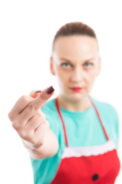 Karısı, ev hanımı ya da hizmetçi gösteren orta parmak