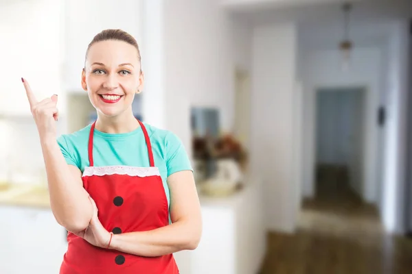 Maid or housekeeper rising index finger as great idea concept — Stock Photo, Image