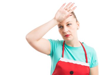 Yorgun ev hanımı, evin ya da alnına dokunmak hizmetçi