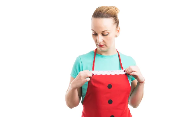 Femme de ménage ou femme au foyer portant un tablier rouge — Photo