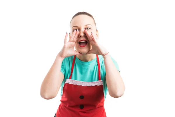 Mujer con delantal rojo gritando, gritando, gritando a la cámara — Foto de Stock
